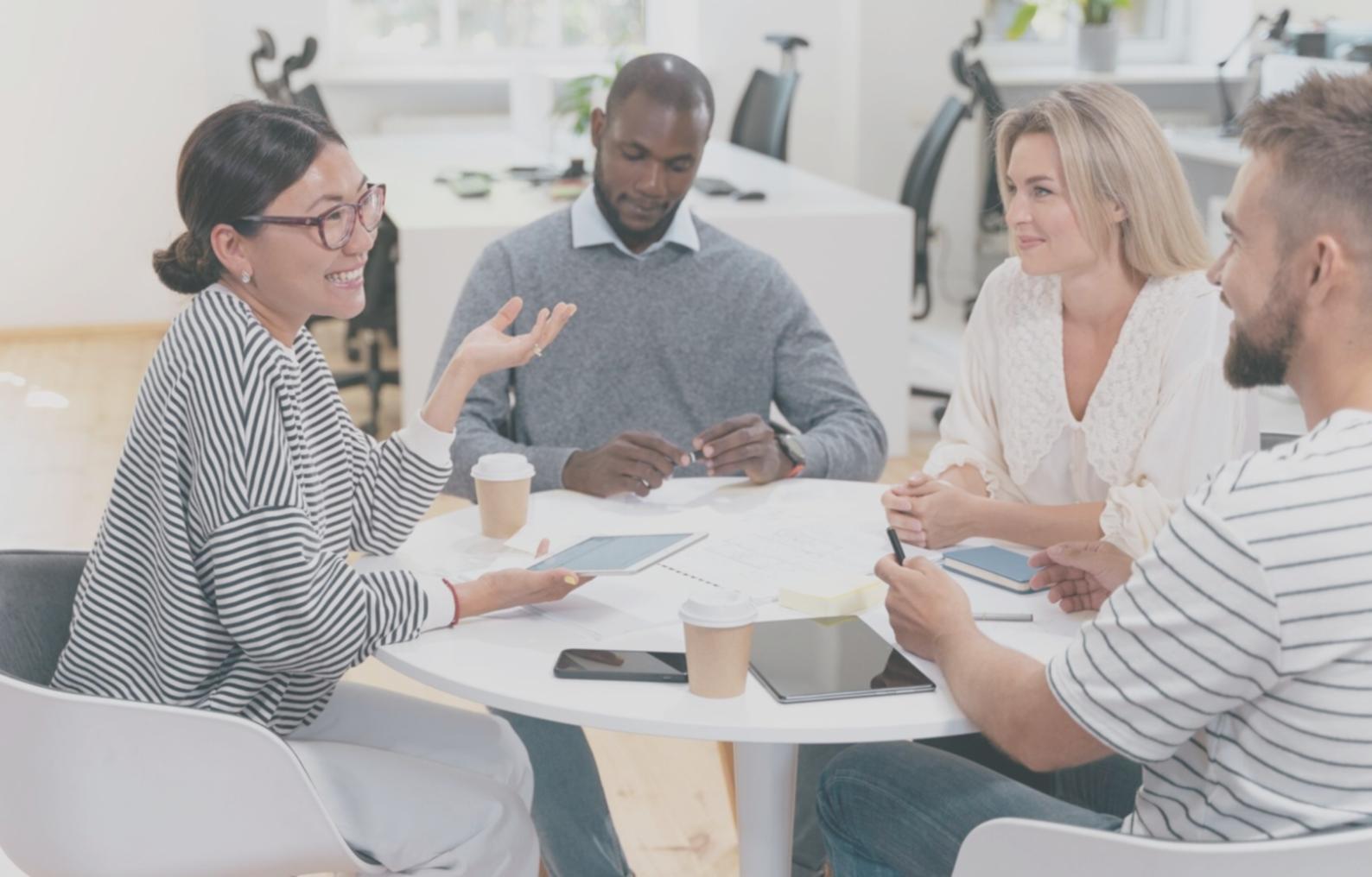 Sesión de planificación financiera personalizada en las oficinas de xeratynqilo