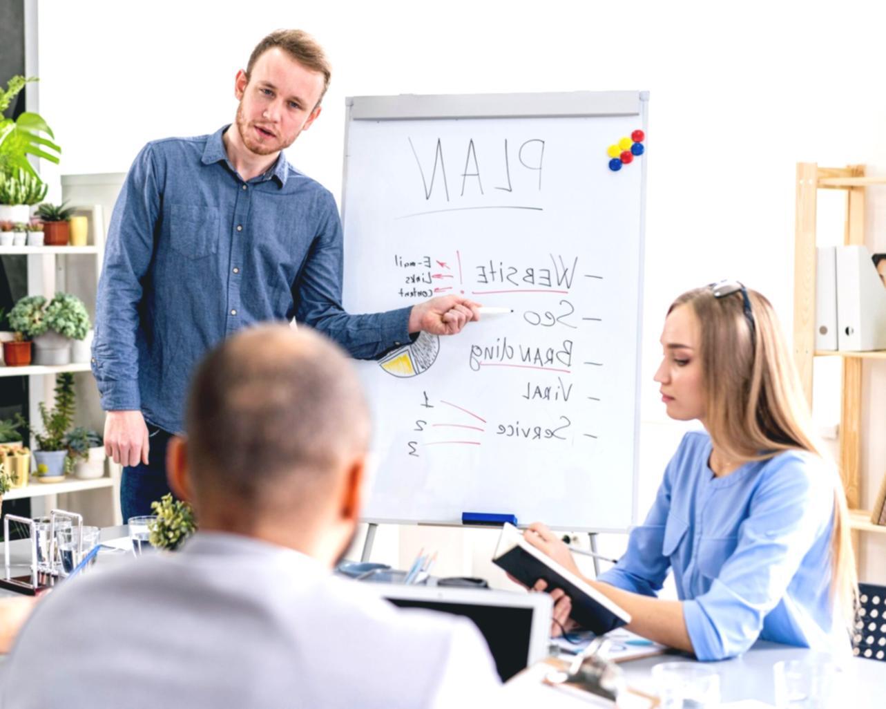 Espacio de trabajo del equipo xeratynqilo planificando estrategias de fondos de emergencia